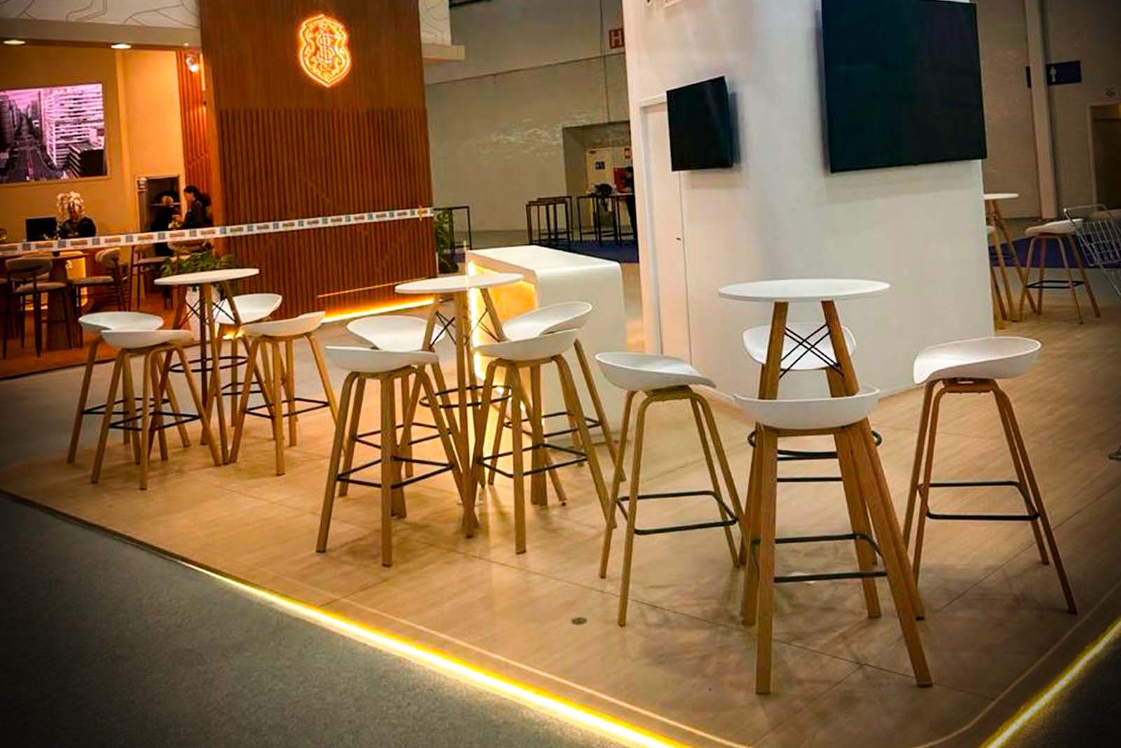 locacao-de-banquetas-para-eventos-corporativos-stands-locseven
